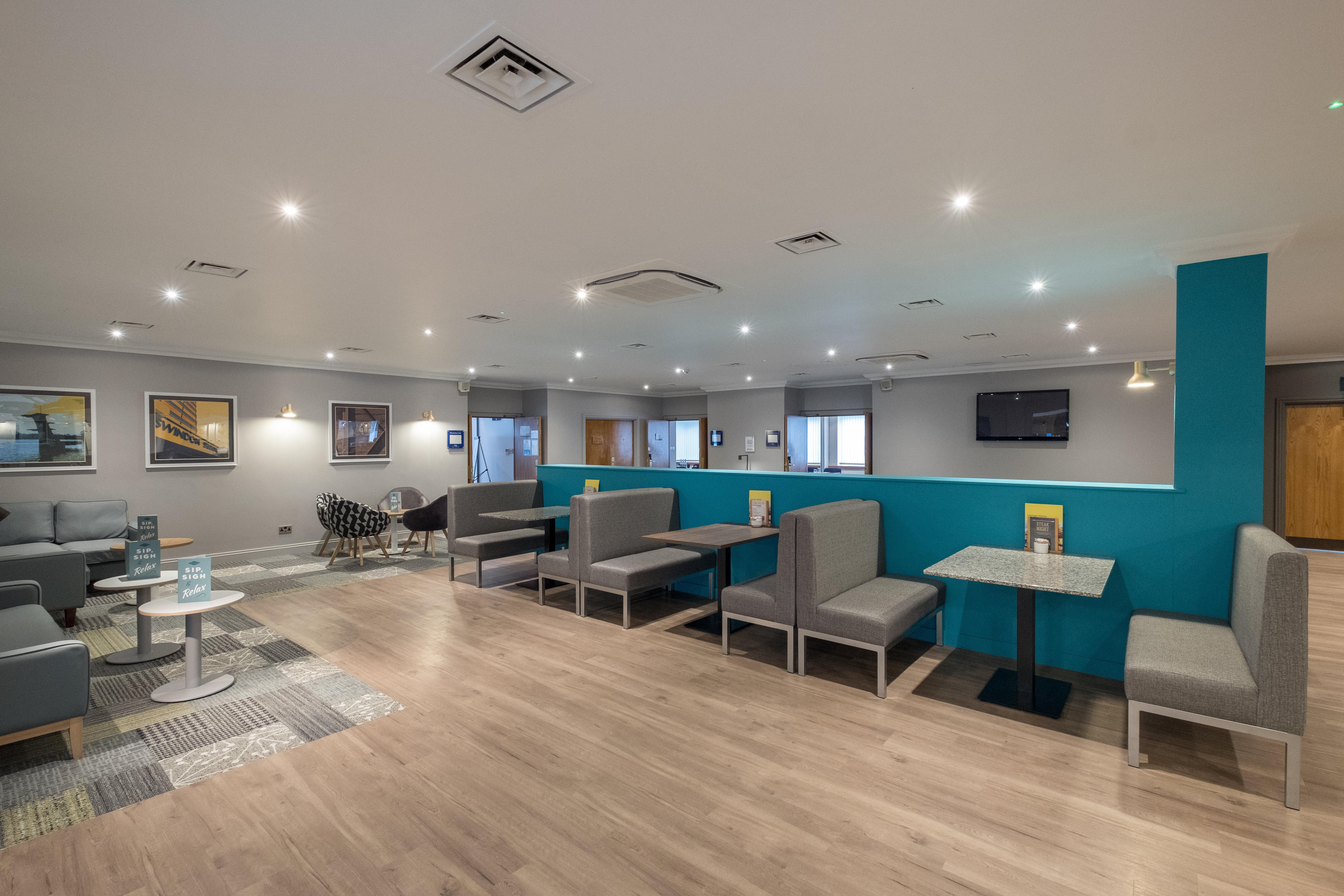 Holiday Inn Swindon By Ihg Bagian luar foto