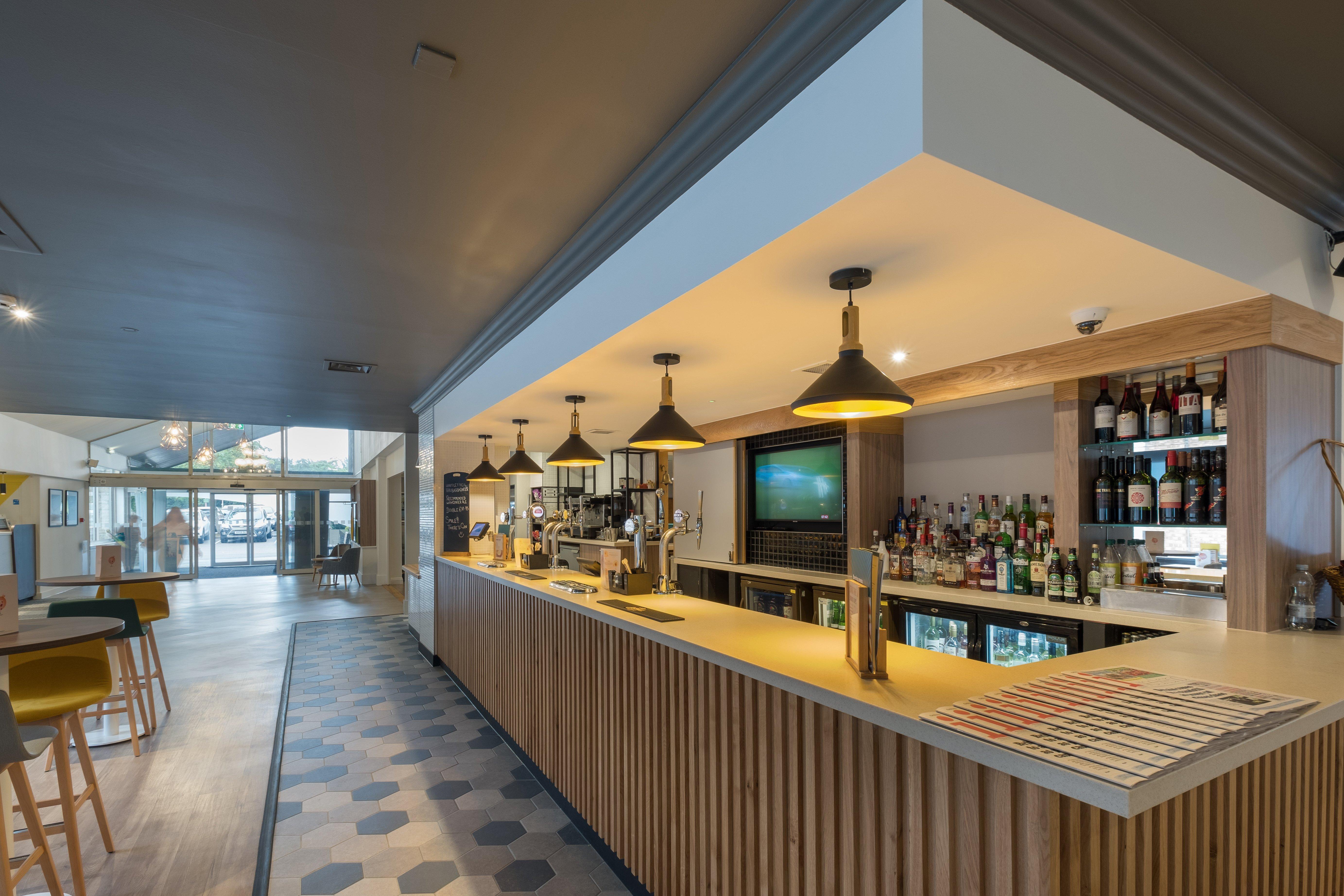 Holiday Inn Swindon By Ihg Bagian luar foto