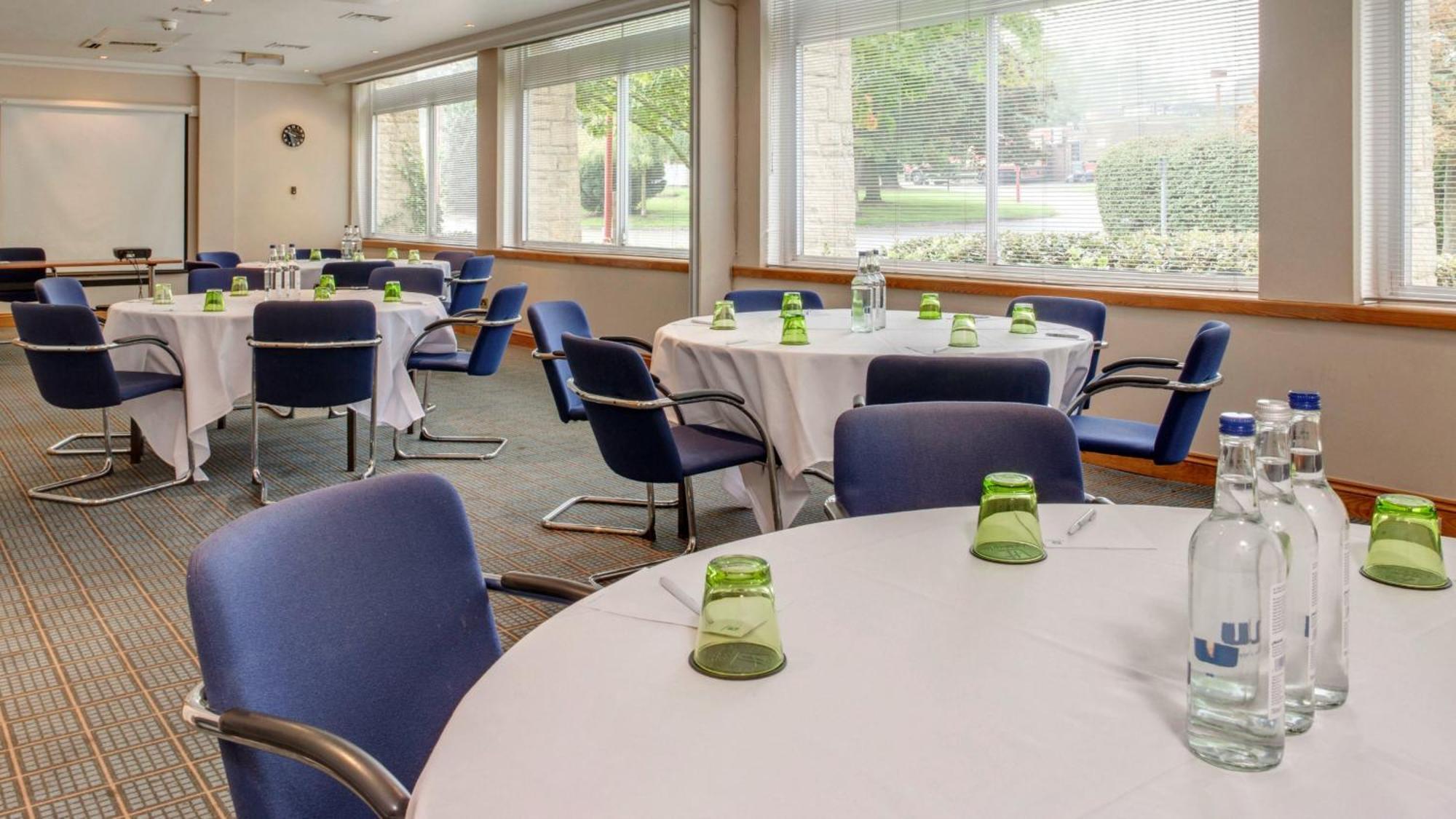 Holiday Inn Swindon By Ihg Bagian luar foto