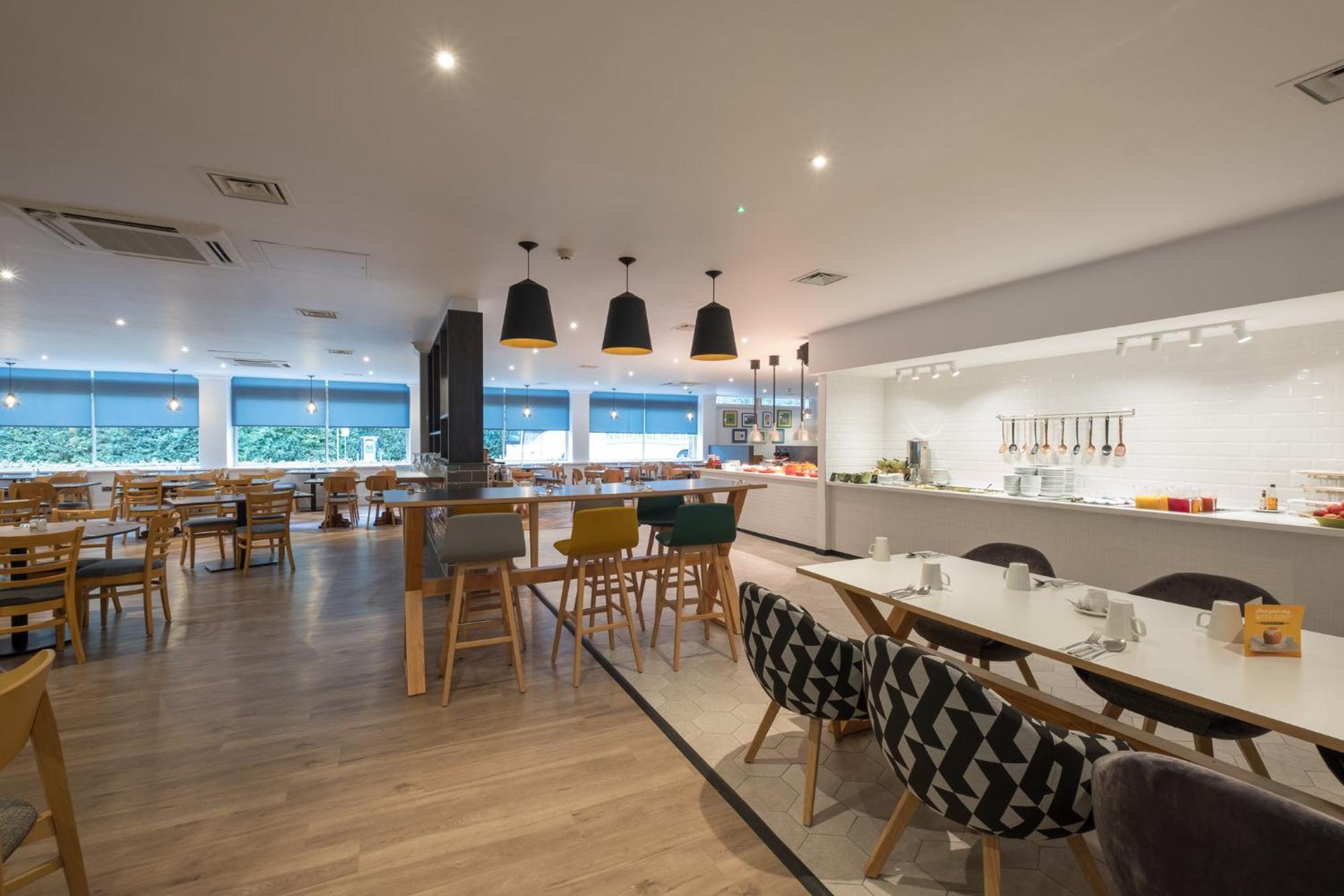 Holiday Inn Swindon By Ihg Bagian luar foto