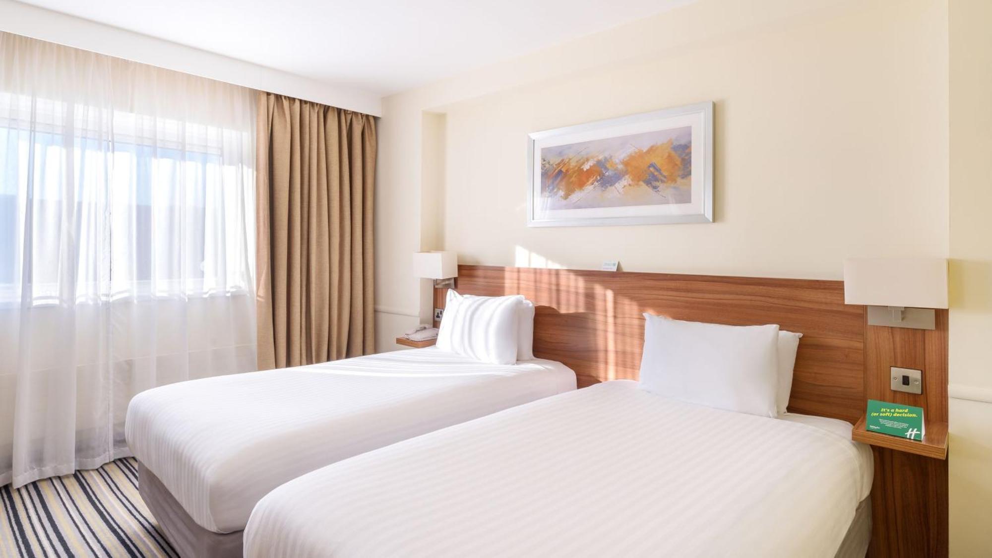 Holiday Inn Swindon By Ihg Bagian luar foto