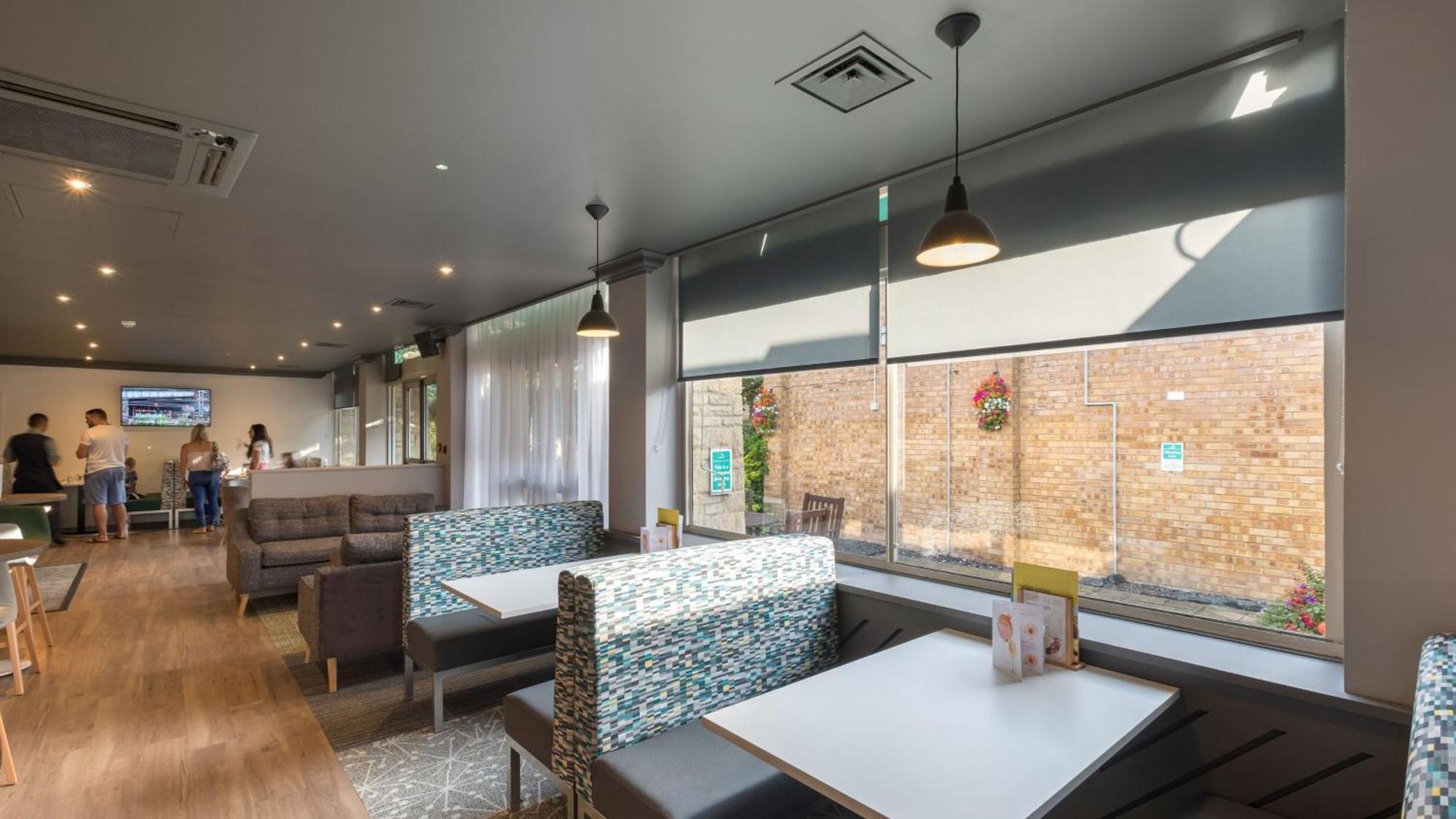 Holiday Inn Swindon By Ihg Bagian luar foto