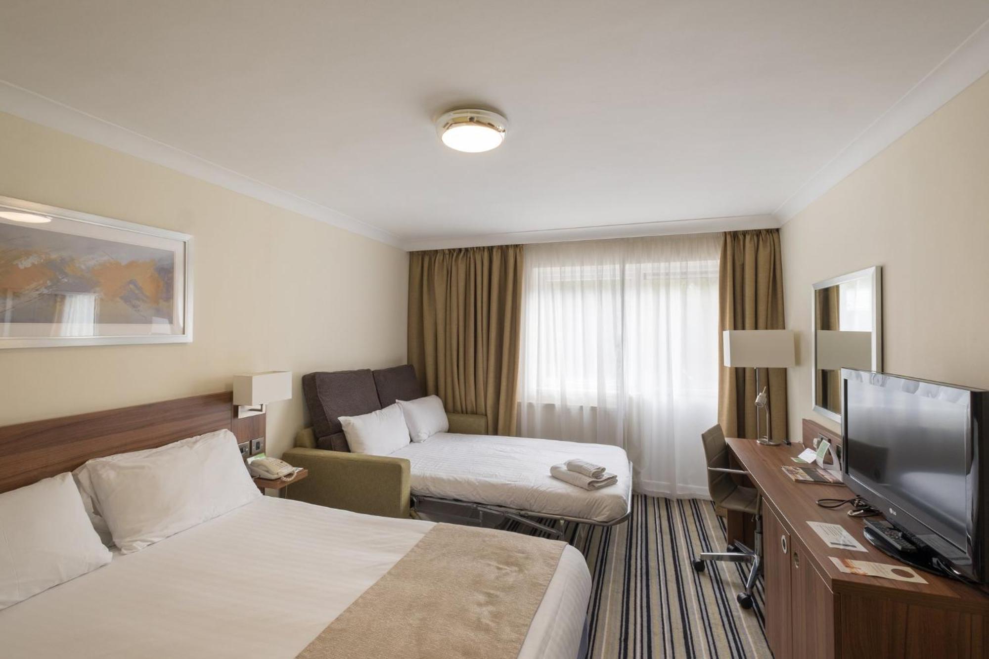 Holiday Inn Swindon By Ihg Bagian luar foto