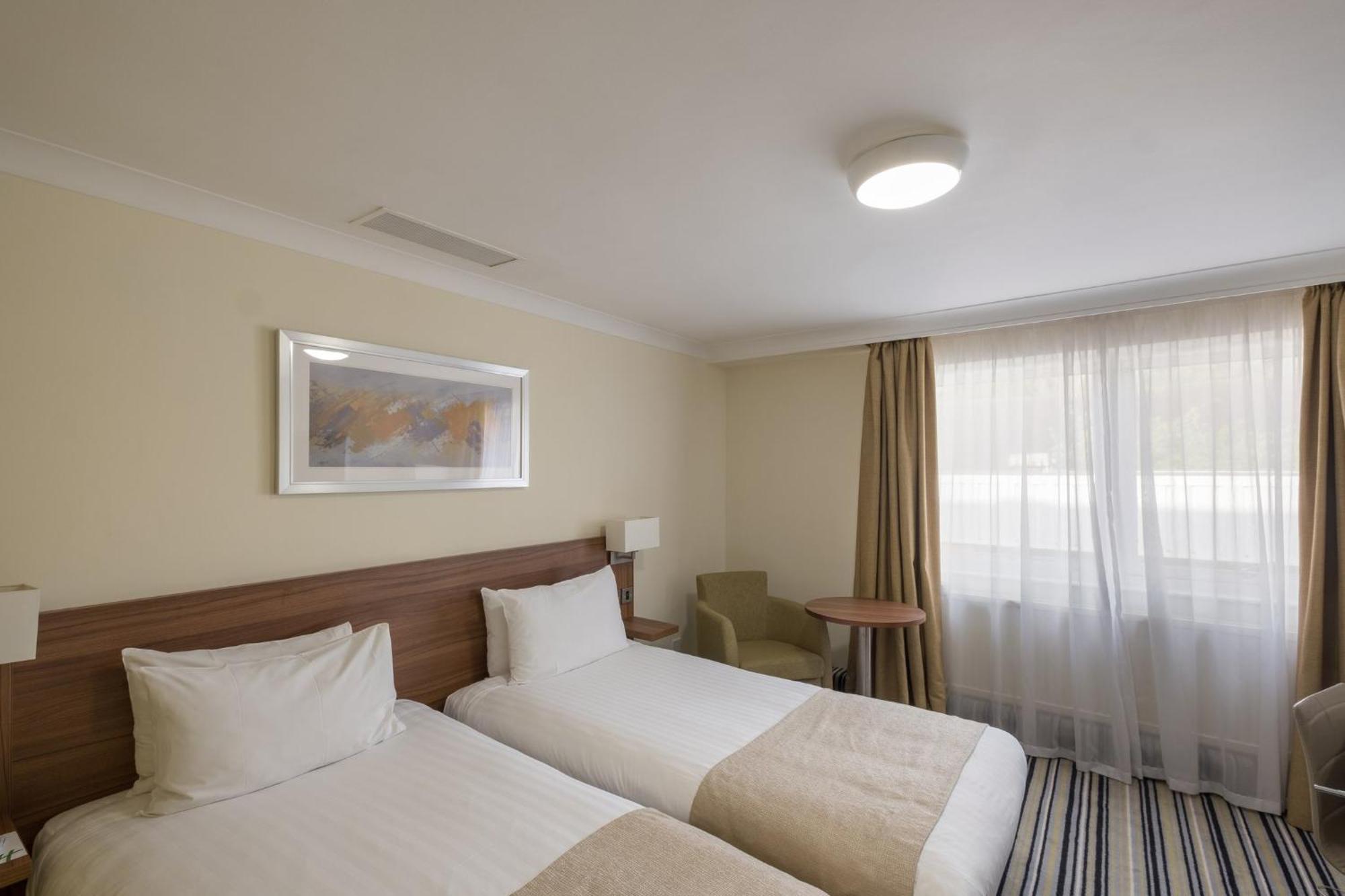 Holiday Inn Swindon By Ihg Bagian luar foto