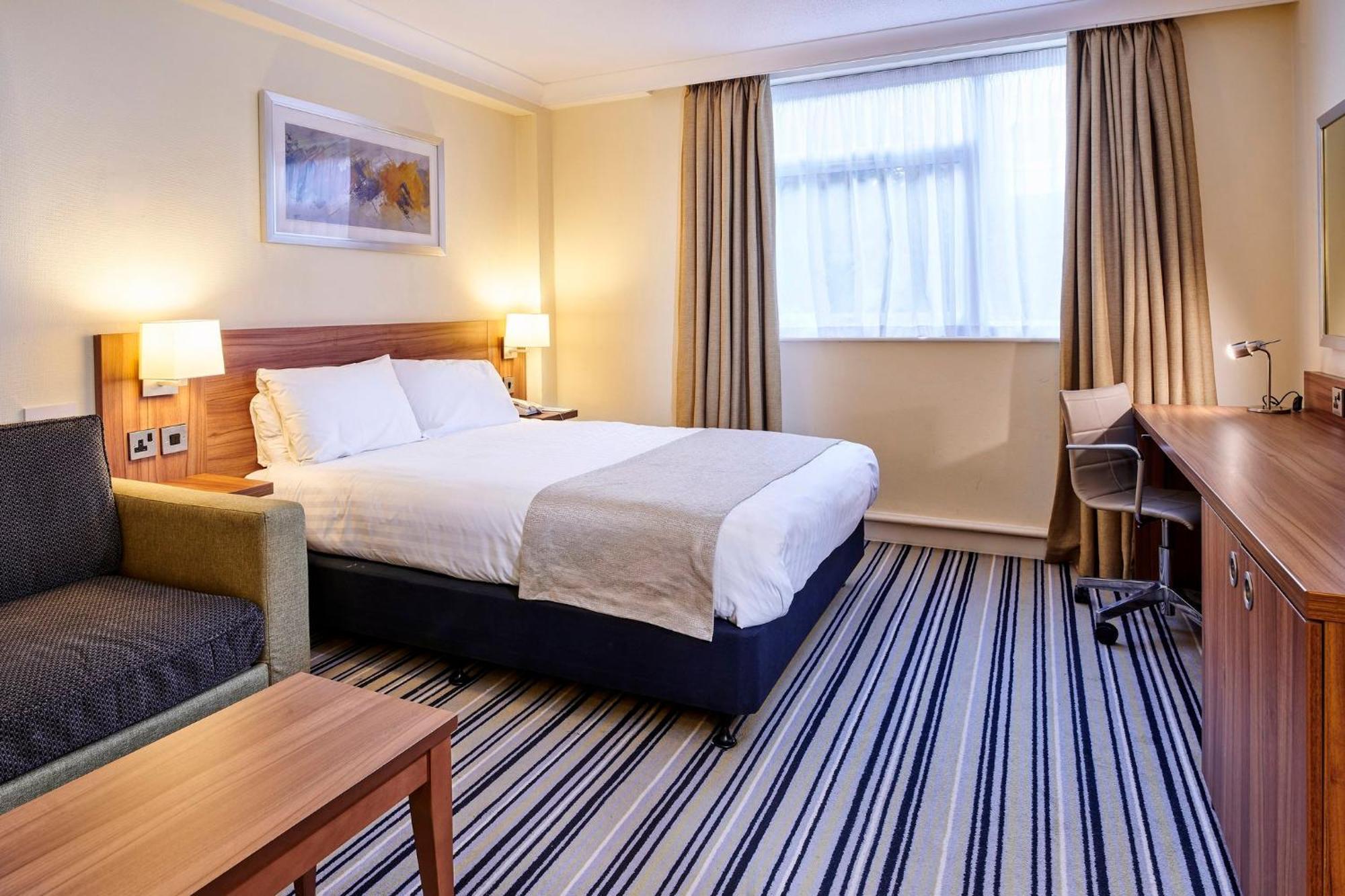 Holiday Inn Swindon By Ihg Bagian luar foto