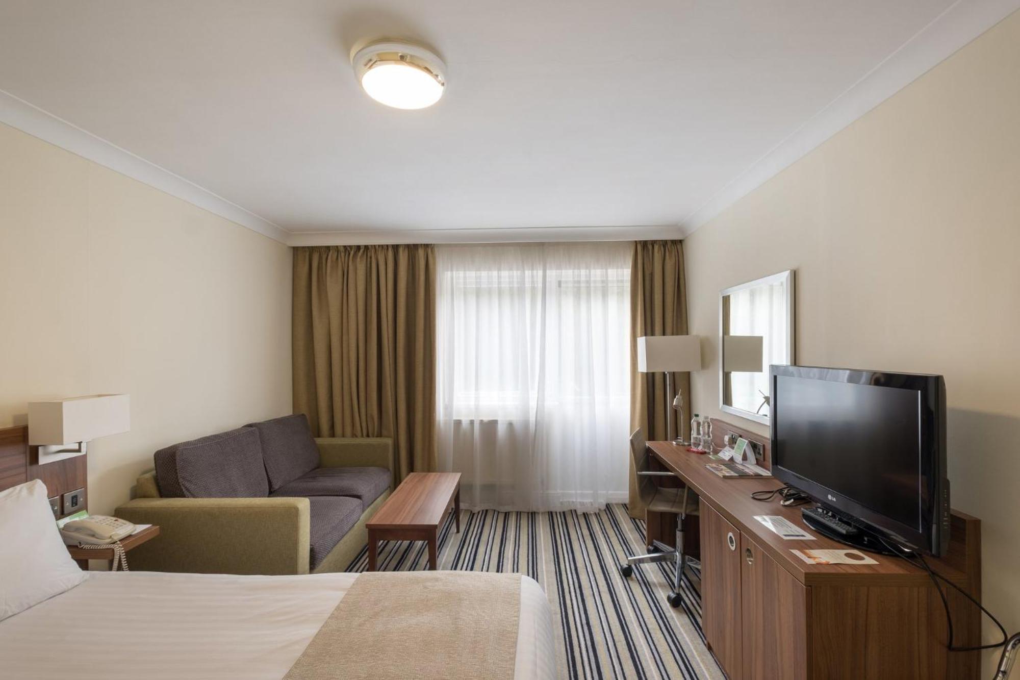 Holiday Inn Swindon By Ihg Bagian luar foto