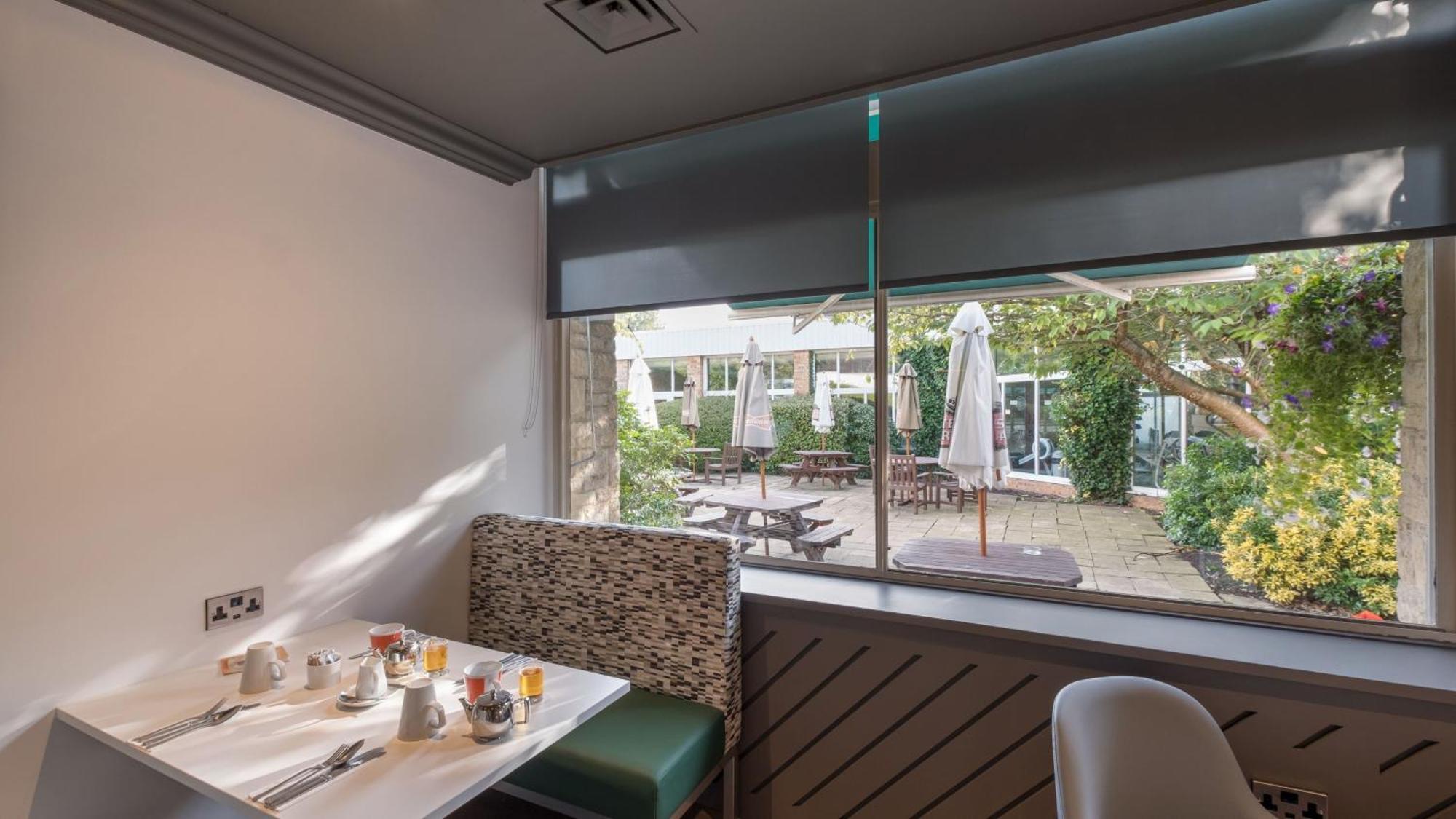Holiday Inn Swindon By Ihg Bagian luar foto